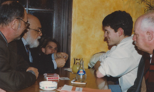 v.l.n.r. Wim Betz, James Randi, Gilles-Maurice de Schryver (taalkundige UGent en vriend van Randi), een fan en Jean Meeus (astronoom en erelid van SKEPP).