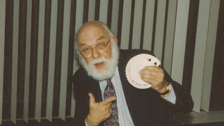 James Randi doet kaarttruc.