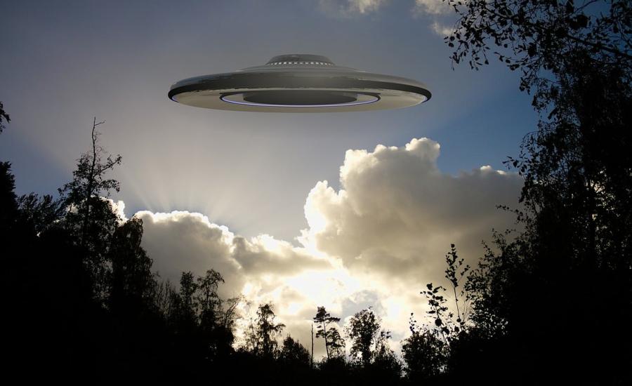 UFO boven een bos